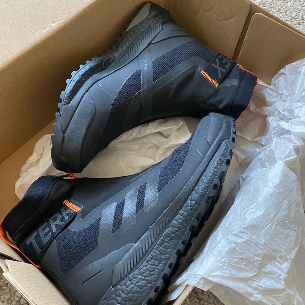 NWT mens hiking boot